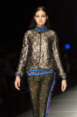 Manken Custo Barcelona moda Show Resort 2018 koleksiyonda Miami moda hafta 2017 Miami'de Buz Sarayı'nda 2 Haziran 2018 üzerinde sırasında pist yürür