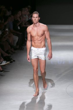 Manken Sauvage yaz koleksiyonu 2018 defile sırasında sanat kalpler moda yüzmek 2019 Miami Beach Faena Forum üzerinde 13 Temmuz 2018 için pist yürür