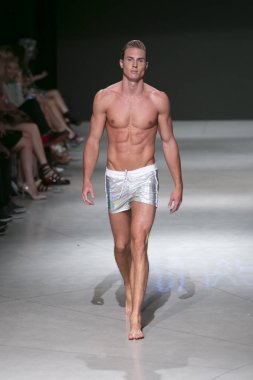 Manken Sauvage yaz koleksiyonu 2018 defile sırasında sanat kalpler moda yüzmek 2019 Miami Beach Faena Forum üzerinde 13 Temmuz 2018 için pist yürür