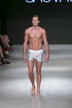 Manken Sauvage yaz koleksiyonu 2018 defile sırasında sanat kalpler moda yüzmek 2019 Miami Beach Faena Forum üzerinde 13 Temmuz 2018 için pist yürür