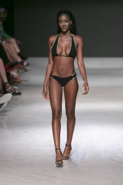 Manken Sauvage yaz koleksiyonu 2018 defile sırasında sanat kalpler moda yüzmek 2019 Miami Beach Faena Forum üzerinde 13 Temmuz 2018 için pist yürür