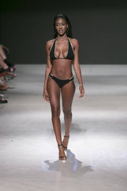 Manken Sauvage yaz koleksiyonu 2018 defile sırasında sanat kalpler moda yüzmek 2019 Miami Beach Faena Forum üzerinde 13 Temmuz 2018 için pist yürür