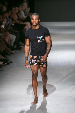Manken Sauvage yaz koleksiyonu 2018 defile sırasında sanat kalpler moda yüzmek 2019 Miami Beach Faena Forum üzerinde 13 Temmuz 2018 için pist yürür