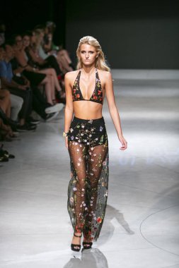 Manken Sauvage yaz koleksiyonu 2018 defile sırasında sanat kalpler moda yüzmek 2019 Miami Beach Faena Forum üzerinde 13 Temmuz 2018 için pist yürür