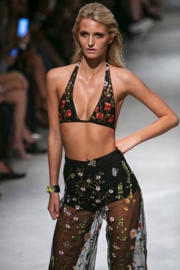 Manken Sauvage yaz koleksiyonu 2018 defile sırasında sanat kalpler moda yüzmek 2019 Miami Beach Faena Forum üzerinde 13 Temmuz 2018 için pist yürür