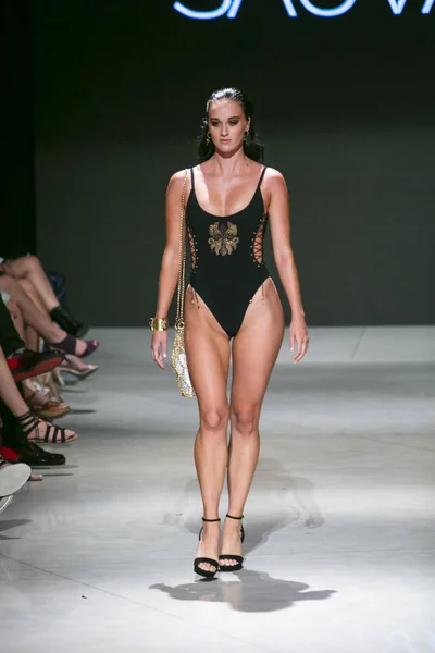 Una Modelo Camina Por Pasarela Colección Sauvage Summer 2018 Desfile — Foto de Stock