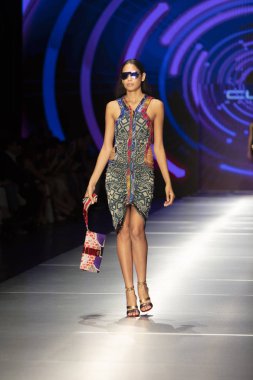 Manken Custo Barcelona moda Show Resort 2018 koleksiyonda Miami moda hafta 2017 Miami'de Buz Sarayı'nda 2 Haziran 2018 üzerinde sırasında pist yürür