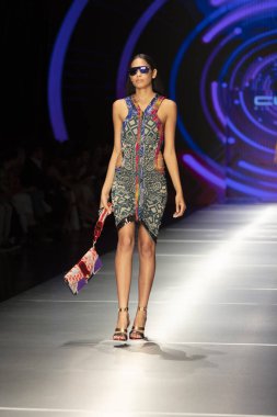 Manken Custo Barcelona moda Show Resort 2018 koleksiyonda Miami moda hafta 2017 Miami'de Buz Sarayı'nda 2 Haziran 2018 üzerinde sırasında pist yürür