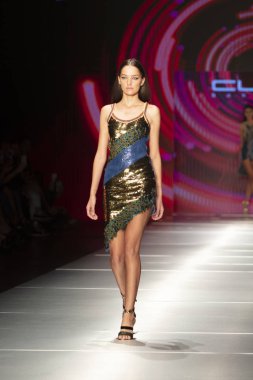 Manken Custo Barcelona moda Show Resort 2018 koleksiyonda Miami moda hafta 2017 Miami'de Buz Sarayı'nda 2 Haziran 2018 üzerinde sırasında pist yürür