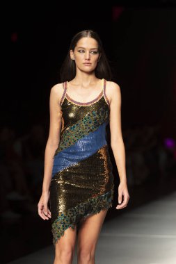 Manken Custo Barcelona moda Show Resort 2018 koleksiyonda Miami moda hafta 2017 Miami'de Buz Sarayı'nda 2 Haziran 2018 üzerinde sırasında pist yürür