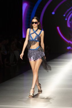 Manken Custo Barcelona moda Show Resort 2018 koleksiyonda Miami moda hafta 2017 Miami'de Buz Sarayı'nda 2 Haziran 2018 üzerinde sırasında pist yürür