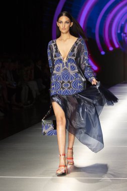 Manken Custo Barcelona moda Show Resort 2018 koleksiyonda Miami moda hafta 2017 Miami'de Buz Sarayı'nda 2 Haziran 2018 üzerinde sırasında pist yürür