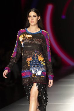 Manken Custo Barcelona moda Show Resort 2018 koleksiyonda Miami moda hafta 2017 Miami'de Buz Sarayı'nda 2 Haziran 2018 üzerinde sırasında pist yürür