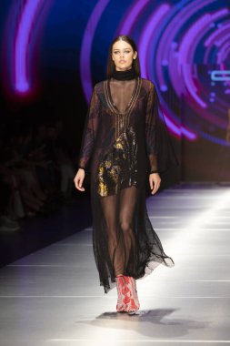 Manken Custo Barcelona moda Show Resort 2018 koleksiyonda Miami moda hafta 2017 Miami'de Buz Sarayı'nda 2 Haziran 2018 üzerinde sırasında pist yürür