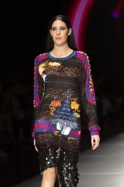 Manken Custo Barcelona moda Show Resort 2018 koleksiyonda Miami moda hafta 2017 Miami'de Buz Sarayı'nda 2 Haziran 2018 üzerinde sırasında pist yürür