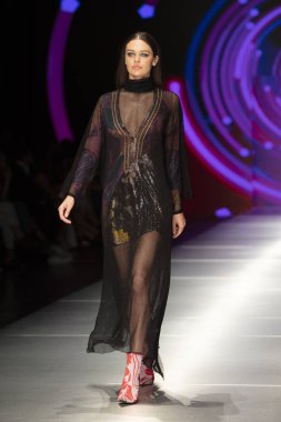 Manken Custo Barcelona moda Show Resort 2018 koleksiyonda Miami moda hafta 2017 Miami'de Buz Sarayı'nda 2 Haziran 2018 üzerinde sırasında pist yürür