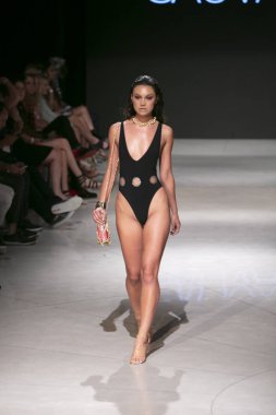 Manken Sauvage yaz koleksiyonu 2018 defile sırasında sanat kalpler moda yüzmek 2019 Miami Beach Faena Forum üzerinde 13 Temmuz 2018 için pist yürür 