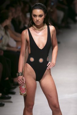 Manken Sauvage yaz koleksiyonu 2018 defile sırasında sanat kalpler moda yüzmek 2019 Miami Beach Faena Forum üzerinde 13 Temmuz 2018 için pist yürür 