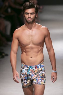 Manken Sauvage yaz koleksiyonu 2018 defile sırasında sanat kalpler moda yüzmek 2019 Miami Beach Faena Forum üzerinde 13 Temmuz 2018 için pist yürür 