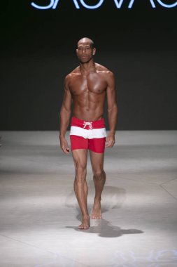 Manken Sauvage yaz koleksiyonu 2018 defile sırasında sanat kalpler moda yüzmek 2019 Miami Beach Faena Forum üzerinde 13 Temmuz 2018 için pist yürür 