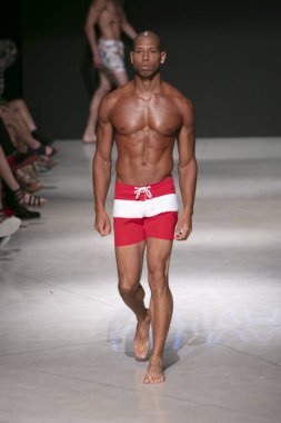 Manken Sauvage yaz koleksiyonu 2018 defile sırasında sanat kalpler moda yüzmek 2019 Miami Beach Faena Forum üzerinde 13 Temmuz 2018 için pist yürür 