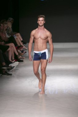 Manken Sauvage yaz koleksiyonu 2018 defile sırasında sanat kalpler moda yüzmek 2019 Miami Beach Faena Forum üzerinde 13 Temmuz 2018 için pist yürür 