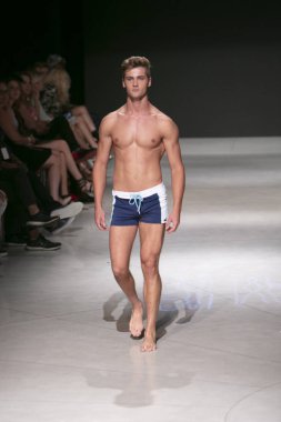 Manken Sauvage yaz koleksiyonu 2018 defile sırasında sanat kalpler moda yüzmek 2019 Miami Beach Faena Forum üzerinde 13 Temmuz 2018 için pist yürür 