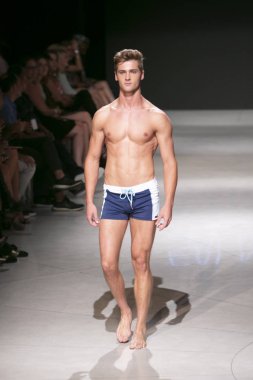 Manken Sauvage yaz koleksiyonu 2018 defile sırasında sanat kalpler moda yüzmek 2019 Miami Beach Faena Forum üzerinde 13 Temmuz 2018 için pist yürür 