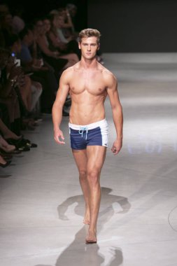 Manken Sauvage yaz koleksiyonu 2018 defile sırasında sanat kalpler moda yüzmek 2019 Miami Beach Faena Forum üzerinde 13 Temmuz 2018 için pist yürür 