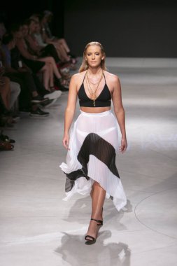 Manken Sauvage yaz koleksiyonu 2018 defile sırasında sanat kalpler moda yüzmek 2019 Miami Beach Faena Forum üzerinde 13 Temmuz 2018 için pist yürür 