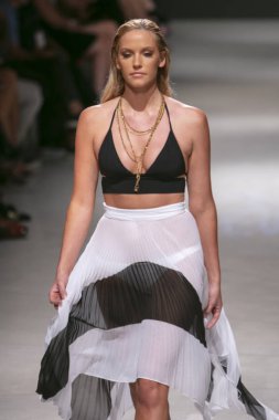 Manken Sauvage yaz koleksiyonu 2018 defile sırasında sanat kalpler moda yüzmek 2019 Miami Beach Faena Forum üzerinde 13 Temmuz 2018 için pist yürür 