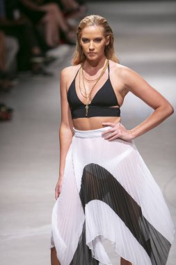 Manken Sauvage yaz koleksiyonu 2018 defile sırasında sanat kalpler moda yüzmek 2019 Miami Beach Faena Forum üzerinde 13 Temmuz 2018 için pist yürür 