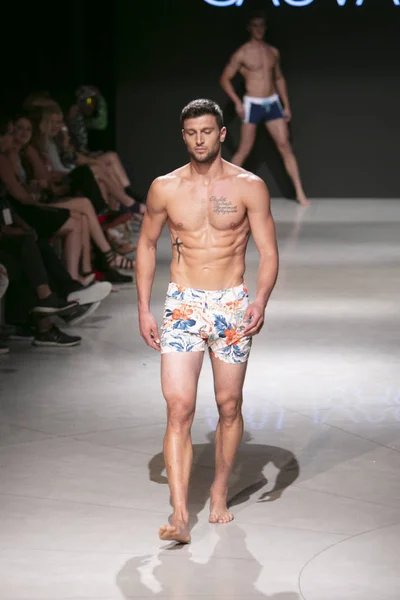 Manken Sauvage yaz koleksiyonu 2018 defile sırasında sanat kalpler moda yüzmek 2019 Miami Beach Faena Forum üzerinde 13 Temmuz 2018 için pist yürür 