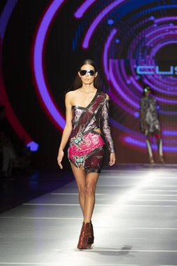 Manken Custo Barcelona moda Show Resort 2018 koleksiyonda Miami moda hafta 2017 Miami'de Buz Sarayı'nda 2 Haziran 2018 üzerinde sırasında pist yürür