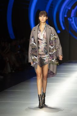 Manken Custo Barcelona moda Show Resort 2018 koleksiyonda Miami moda hafta 2017 Miami'de Buz Sarayı'nda 2 Haziran 2018 üzerinde sırasında pist yürür