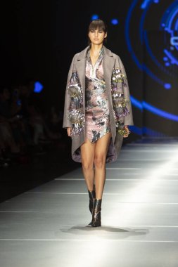 Manken Custo Barcelona moda Show Resort 2018 koleksiyonda Miami moda hafta 2017 Miami'de Buz Sarayı'nda 2 Haziran 2018 üzerinde sırasında pist yürür
