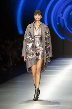 Manken Custo Barcelona moda Show Resort 2018 koleksiyonda Miami moda hafta 2017 Miami'de Buz Sarayı'nda 2 Haziran 2018 üzerinde sırasında pist yürür