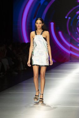 Manken Custo Barcelona moda Show Resort 2018 koleksiyonda Miami moda hafta 2017 Miami'de Buz Sarayı'nda 2 Haziran 2018 üzerinde sırasında pist yürür