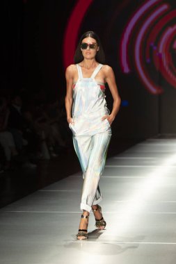 Manken Custo Barcelona moda Show Resort 2018 koleksiyonda Miami moda hafta 2017 Miami'de Buz Sarayı'nda 2 Haziran 2018 üzerinde sırasında pist yürür