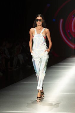 Manken Custo Barcelona moda Show Resort 2018 koleksiyonda Miami moda hafta 2017 Miami'de Buz Sarayı'nda 2 Haziran 2018 üzerinde sırasında pist yürür