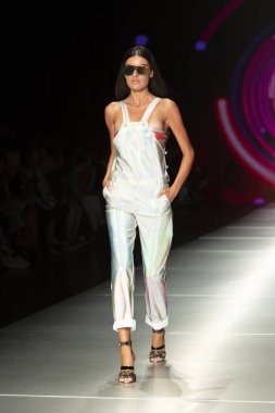 Manken Custo Barcelona moda Show Resort 2018 koleksiyonda Miami moda hafta 2017 Miami'de Buz Sarayı'nda 2 Haziran 2018 üzerinde sırasında pist yürür