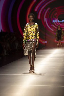 Manken Custo Barcelona moda Show Resort 2018 koleksiyonda Miami moda hafta 2017 Miami'de Buz Sarayı'nda 2 Haziran 2018 üzerinde sırasında pist yürür