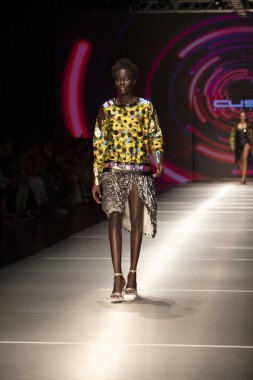 Manken Custo Barcelona moda Show Resort 2018 koleksiyonda Miami moda hafta 2017 Miami'de Buz Sarayı'nda 2 Haziran 2018 üzerinde sırasında pist yürür