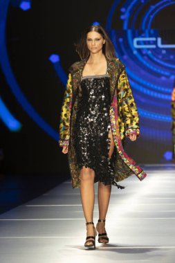 Manken Custo Barcelona moda Show Resort 2018 koleksiyonda Miami moda hafta 2017 Miami'de Buz Sarayı'nda 2 Haziran 2018 üzerinde sırasında pist yürür