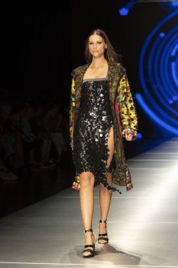 Manken Custo Barcelona moda Show Resort 2018 koleksiyonda Miami moda hafta 2017 Miami'de Buz Sarayı'nda 2 Haziran 2018 üzerinde sırasında pist yürür
