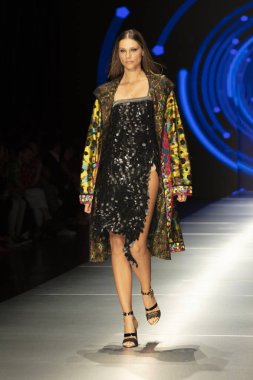 Manken Custo Barcelona moda Show Resort 2018 koleksiyonda Miami moda hafta 2017 Miami'de Buz Sarayı'nda 2 Haziran 2018 üzerinde sırasında pist yürür