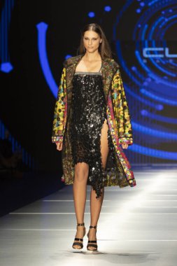 Manken Custo Barcelona moda Show Resort 2018 koleksiyonda Miami moda hafta 2017 Miami'de Buz Sarayı'nda 2 Haziran 2018 üzerinde sırasında pist yürür