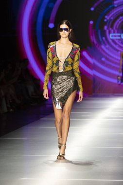 Manken Custo Barcelona moda Show Resort 2018 koleksiyonda Miami moda hafta 2017 Miami'de Buz Sarayı'nda 2 Haziran 2018 üzerinde sırasında pist yürür