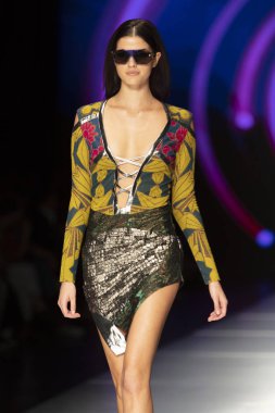 Manken Custo Barcelona moda Show Resort 2018 koleksiyonda Miami moda hafta 2017 Miami'de Buz Sarayı'nda 2 Haziran 2018 üzerinde sırasında pist yürür