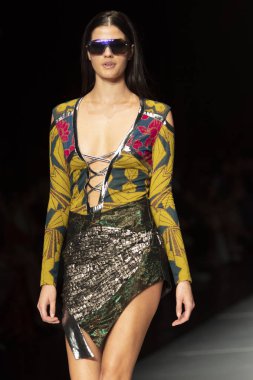 Manken Custo Barcelona moda Show Resort 2018 koleksiyonda Miami moda hafta 2017 Miami'de Buz Sarayı'nda 2 Haziran 2018 üzerinde sırasında pist yürür